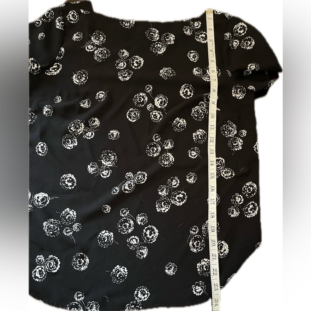 Ann Taylor black short sleeved blouse with white flowers. Size S - Picture 4 of 7